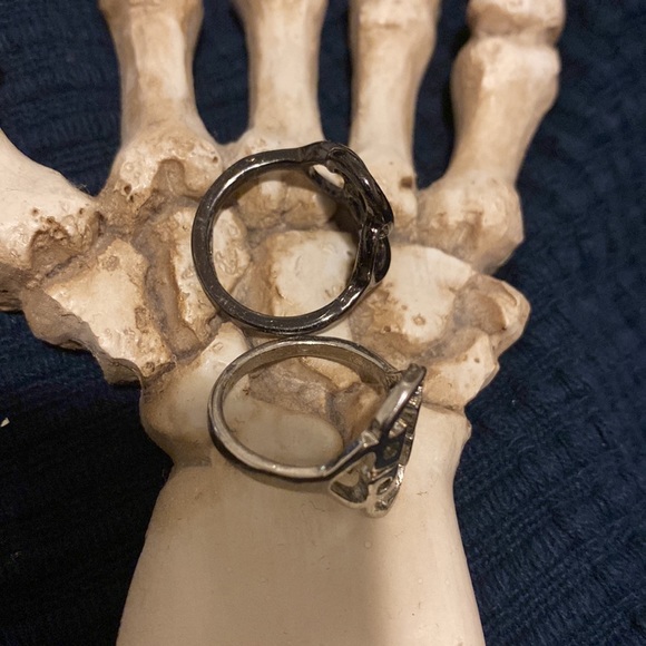 Silver and oxidized silver coloured rings - Picture 2 of 2